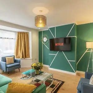  Holiday home Bright, Cosy - 3 Beds, Parking, Virgin Wifi, Modern United Kingdom